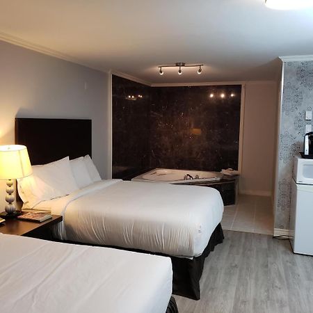 Regency Inn & Suites Cornwall Bagian luar foto