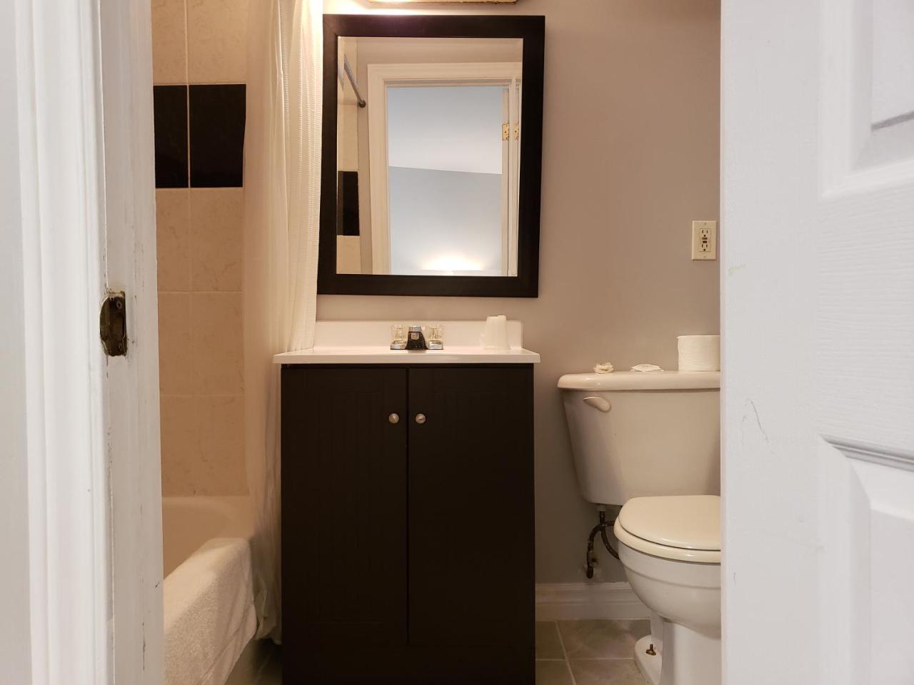 Regency Inn & Suites Cornwall Bagian luar foto