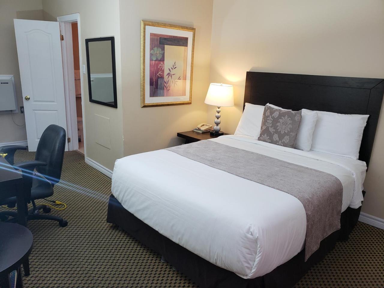 Regency Inn & Suites Cornwall Bagian luar foto