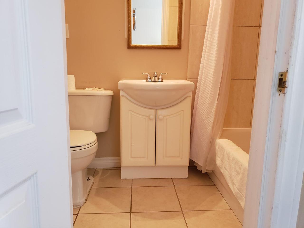 Regency Inn & Suites Cornwall Bagian luar foto