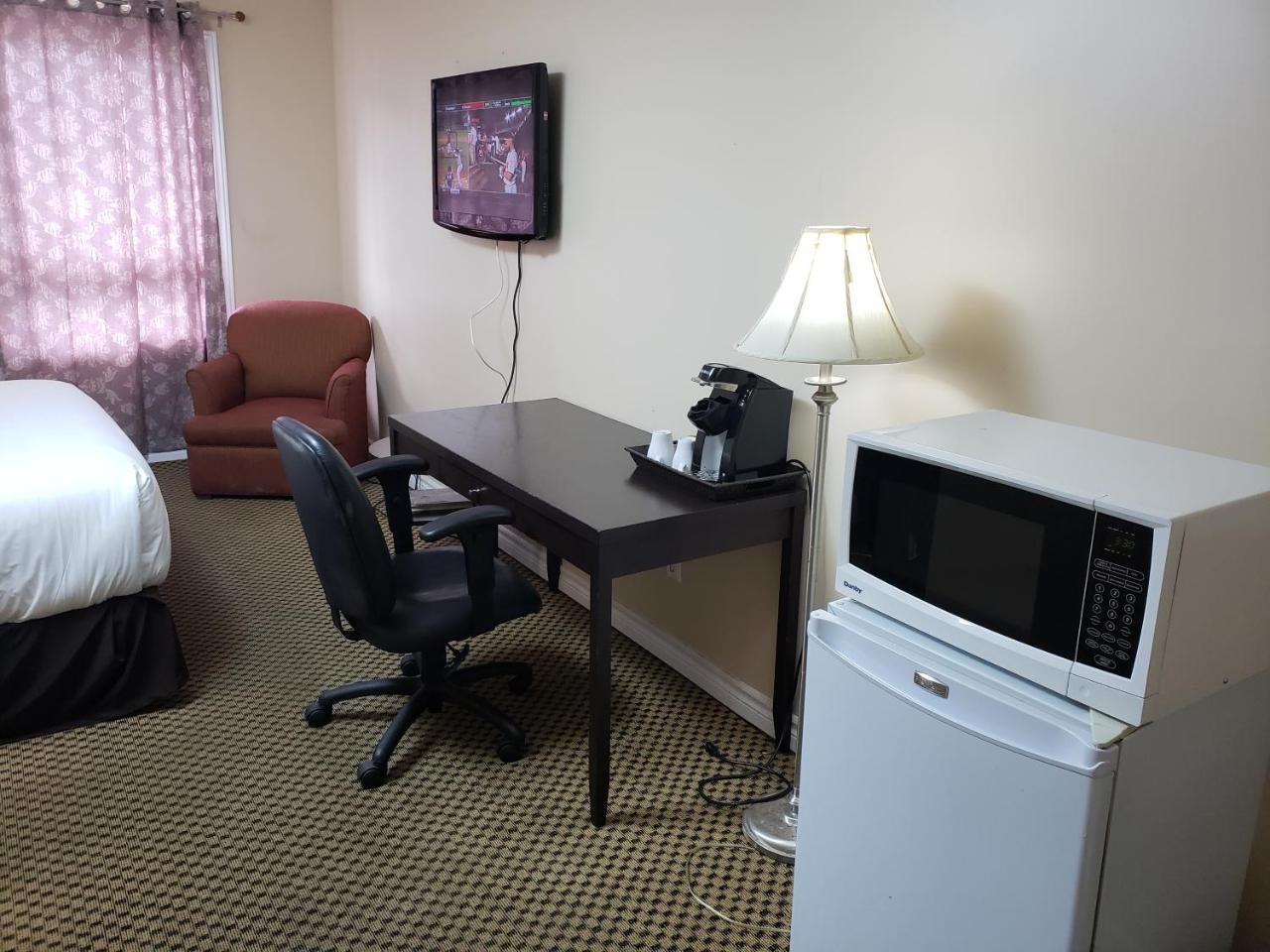 Regency Inn & Suites Cornwall Bagian luar foto