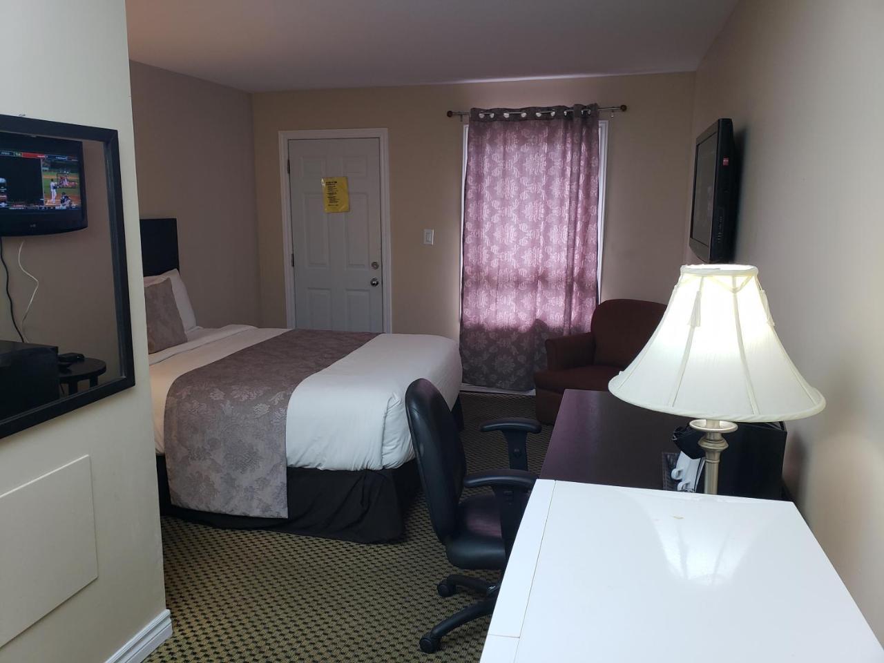 Regency Inn & Suites Cornwall Bagian luar foto