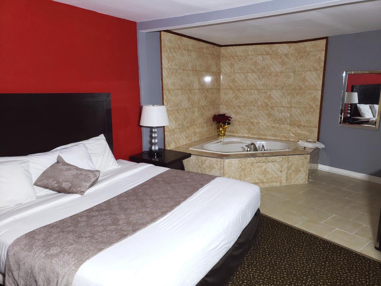 Regency Inn & Suites Cornwall Bagian luar foto